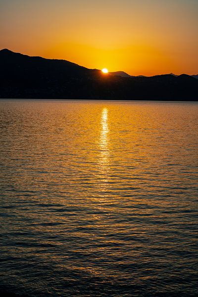 Lever de soleil avec paysage de montagne sur la mer par Leo Schindzielorz