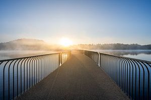 Paysage d'art d'un lever de soleil brumeux sur un pont