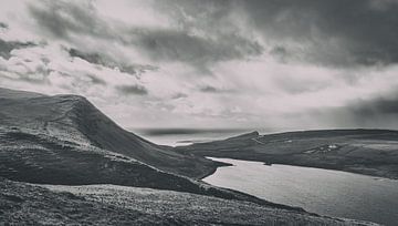 Verlaten eenzaamheid bij Neist Point. Isle of Skye in Groot-Brittannië. Panorama klif in de Schotse Hooglanden! van Jakob Baranowski - Photography - Video - Photoshop