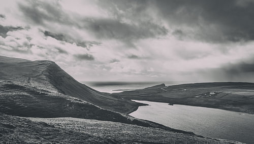 Verlaten eenzaamheid bij Neist Point. Isle of Skye in Groot-Brittannië. Panorama klif in de Schotse Hooglanden!