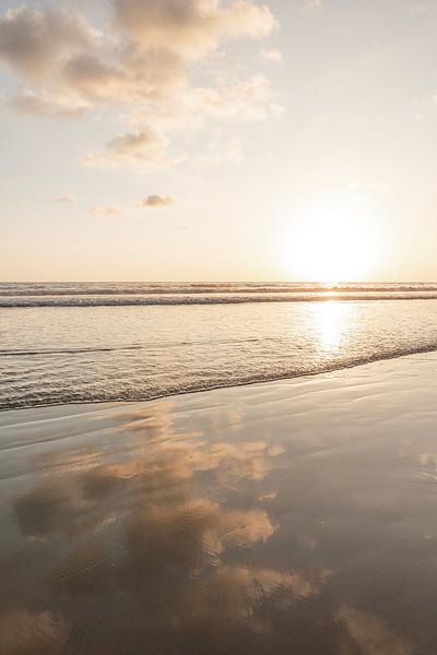 Zonsondergang Symfonie Reflecties op het Strand van Femke Ketelaar