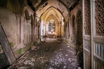 Abandoned chapel by Vivian Teuns