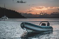 Dramatische boot setting bij zonsondergang