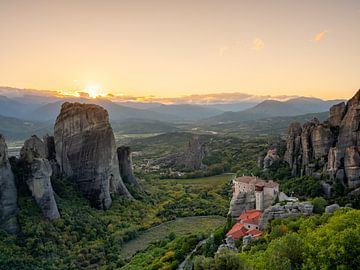 Landschapsfoto van een kleurrijke zonsondergang bij Meteora | Reisfotografie Griekenland van Teun Janssen