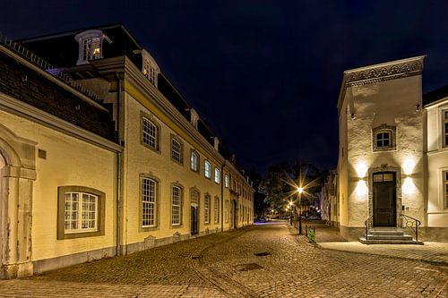 Het Gemeentehuis in Vaals tijdens de avond