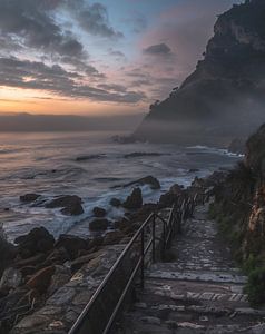 Küstenverbindung: Ein Weg zum Strand im Abendlicht