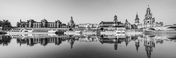 Zwart-wit fotografie Panorama Skyline Dresden van Werner Dieterich