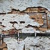 Vlakvulling: oud pleisterwerk valt van de muur. van Nic Limper