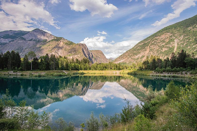 Lake in France surrounded by mountains by Bianca Kramer