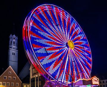Verlicht historisch reuzenrad in Schrobenhausen bij nacht