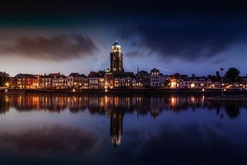 Donker Stadaanzicht van Deventer en de IJssel met reflectie