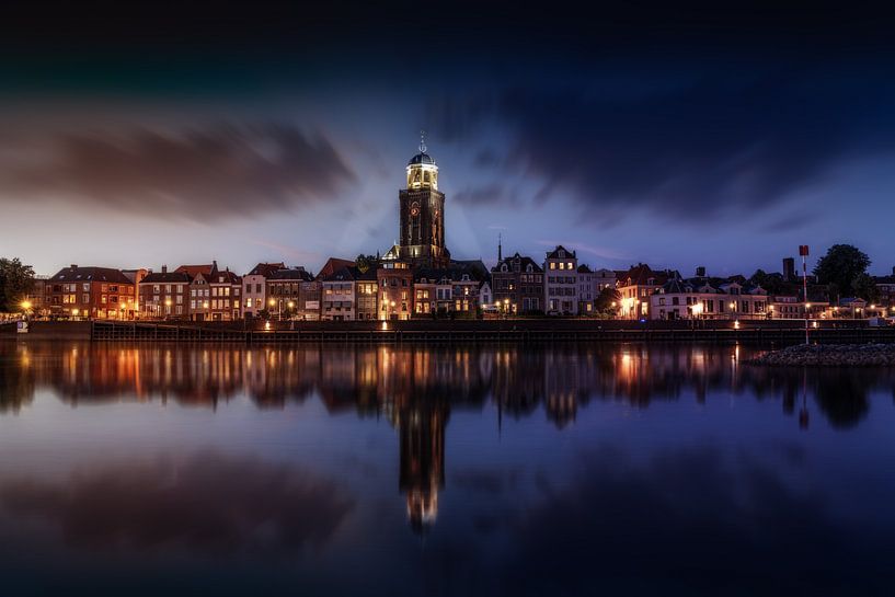 Vue sombre de la ville de Deventer et de l'IJssel avec réflexion par Bart Ros