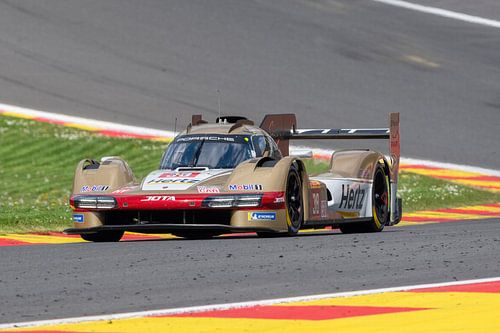 Porsche hypercar in de eau Rouge bocht op spa francorchamps