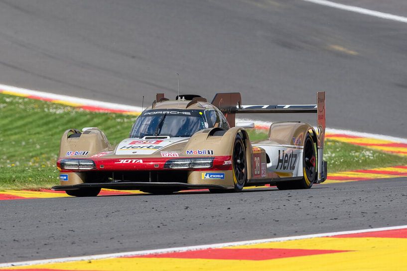 Porsche-Hypercar in der Eau-Rouge-Kurve in Spa-Francorchamps von Arthur Bruinen