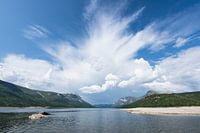 Bergmeer in Noorwegen met naderend onweer