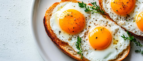 Gebakken eiergerecht op geroosterd brood