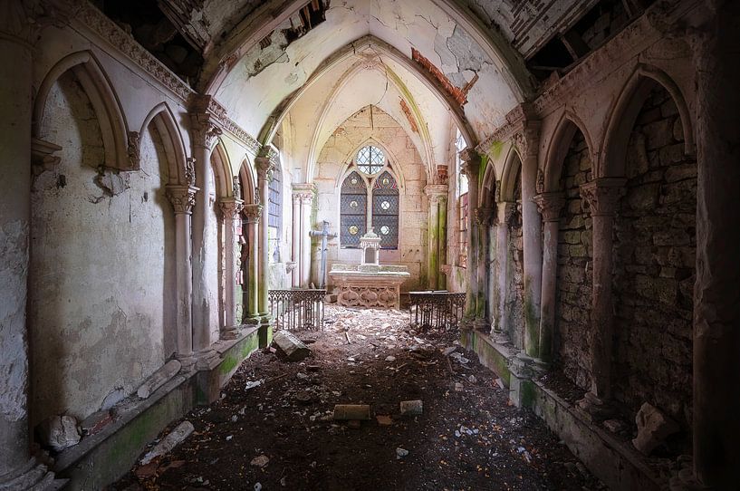 Dark and Deserted Chapel. par Roman Robroek - Photos de bâtiments abandonnés