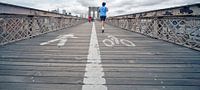 Running across the Brooklyn Bridge van eric borghs thumbnail
