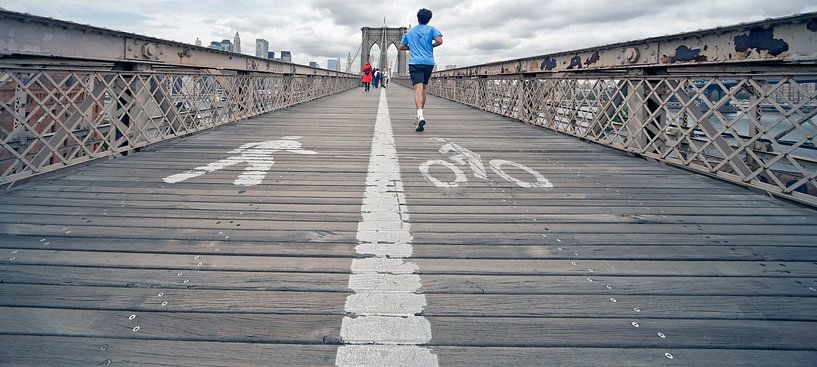 Running across the Brooklyn Bridge van eric borghs
