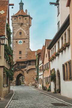 Straatje naar de Klingentor in Rothenburg ob der Tauber van Lizet Wesselman