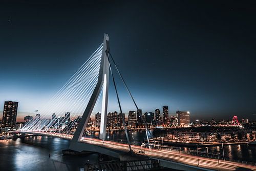 Blauwe Erasmusbrug in de nacht, rotterdam