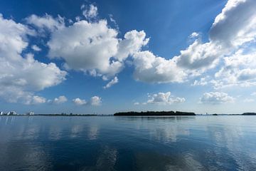 Verenigde Staten, Florida, Waterkant bij Miami met mangrovebomen en reflecterende wolken van adventure-photos