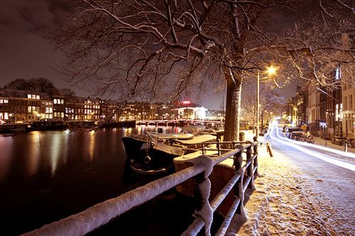 Besneeuwd Amsterdam bij nacht in Nederland