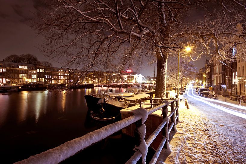 Besneeuwd Amsterdam bij nacht in Nederland par Eye on You