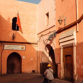 Brommer in Marrakesh (Marokko) van Tim Visual Storyteller