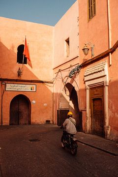 Brommer in Marrakesh (Marokko) van Tim Visual Storyteller