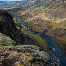 Rivière Fossá près de la chute d'eau Háifoss sur Frits Hendriks