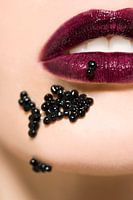 SF00917937 Close-up of women's lips with caviar
