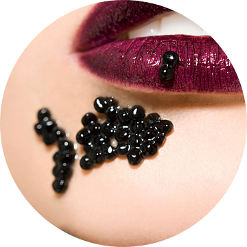 SF00917937 Close-up van vrouwenlippen met caviaar van BeeldigBeeld Food & Lifestyle