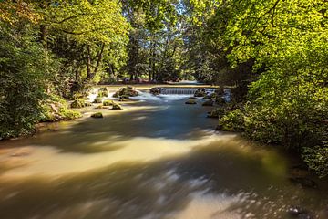 BAYERN : MÜNCHEN - ENGLISCHER GARTEN - EISBACH von Michael Nägele