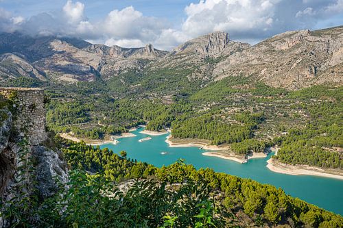 Het stuwmeer van Guadalest, Spanje