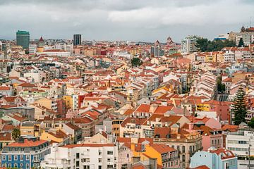Lissabons Stadtkulisse mit historischen Gebäuden von Leo Schindzielorz