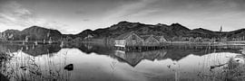 Lac dans les Alpes en Bavière avec trois hangars à bateaux en noir et blanc sur Manfred Voss, Photographie Noir et Blanc