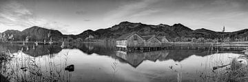 Meer in de Alpen in Beieren met drie boothuizen in zwart-wit van Manfred Voss, Schwarz-weiss Fotografie