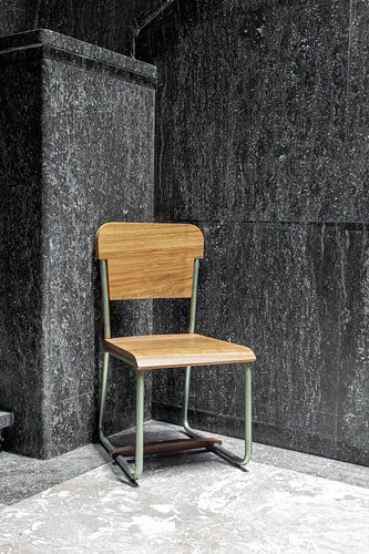 Ein Stuhl neben einer Marmortreppe