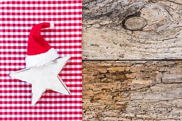 Kerstmis en Advent achtergrond, witte stervorm met rode kerstmuts van Alex Winter
