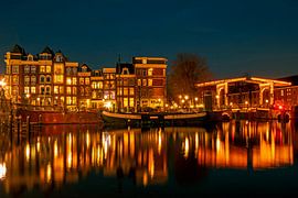 Amsterdam sur l'Amstel la nuit aux Pays-Bas sur Eye on You