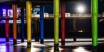 Kleurrijke avond opname onder de pier van Scheveningen van MICHEL WETTSTEIN