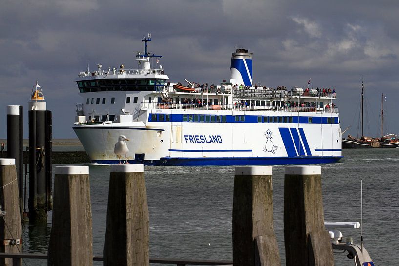 Veerboot in de haven van Terschelling van Mooi op Terschelling