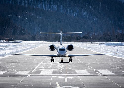 Business Jet - Gulfstream G550 - slowing down on the runway.