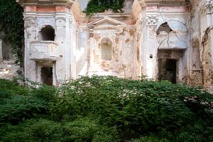 Église abandonnée en décomposition. sur Roman Robroek - Photos de bâtiments abandonnés