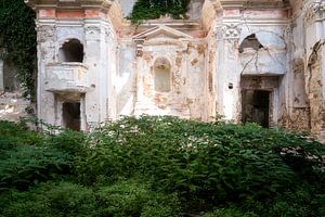 Verlassene Kirche im Verfall.