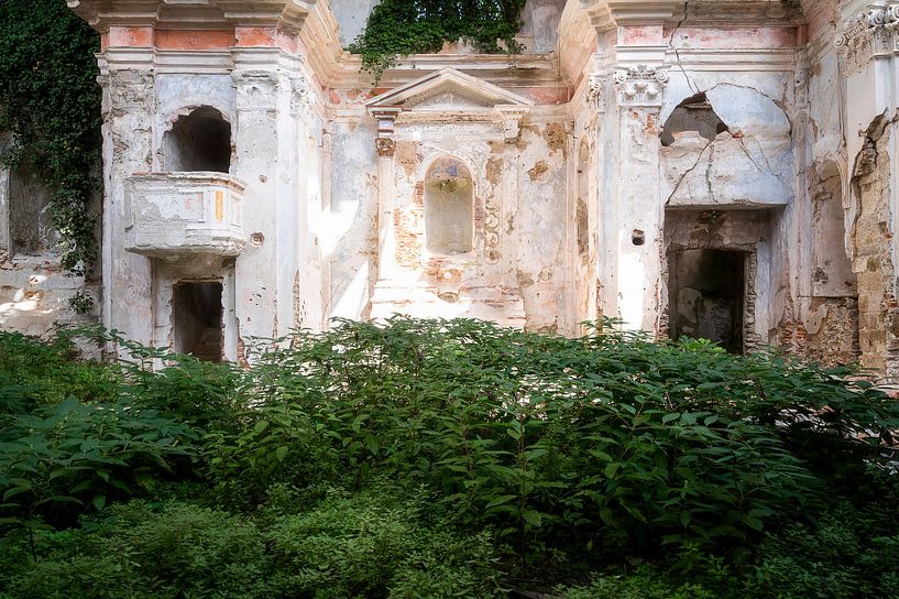 Verlassene Kirche im Verfall. von Roman Robroek – Fotos verlassener Gebäude