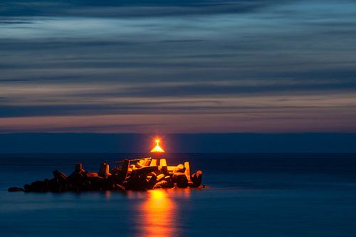 Un point lumineux dans l'obscurité bleue ...