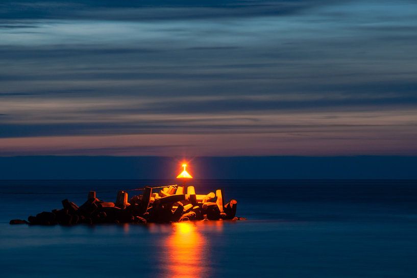 Een lichtpunt in de blauwe duisternis... van Hans Brinkel