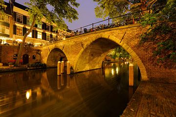 Weesbrug over de Oudegracht in Utrecht van Donker Utrecht